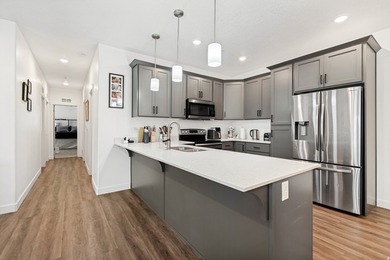Beautiful like new top floor condo! Excellent location close to - photo 8