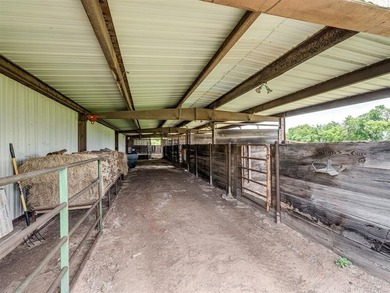 Exceptional equestrian property offering a well-maintained home - photo 15