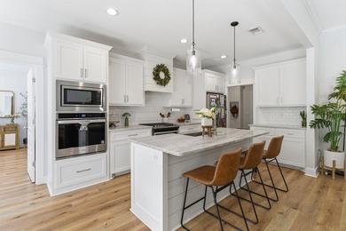 Welcome to this beautifully maintained 4-bedroom, 2-bath home in - photo 19