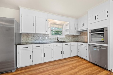 Price Revise! Welcome to 140 Moorman Drive! This beautifully - photo 6