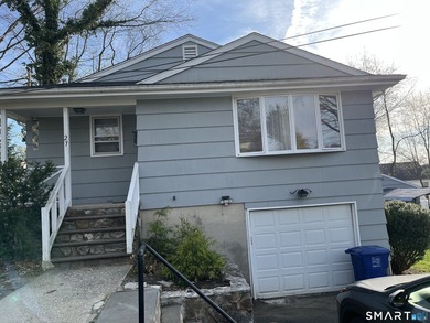 Charming Ranch style home with 3 spacious bedrooms and 1 1/2 - photo 3