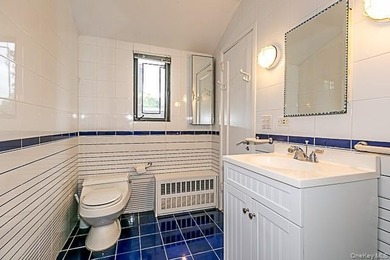 GREAT NECK ESTATES SUN-FILLED HOME CONVENIENTLY LOCATED ON A - photo 12