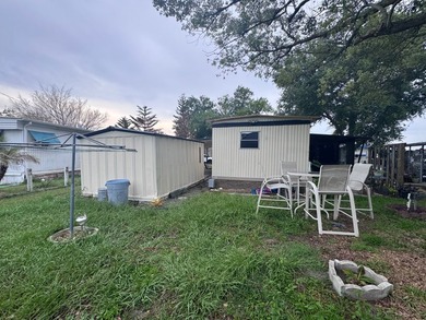 2 Bedrooms - 1 Bathroom Enjoy beautiful lake views around the - photo 13
