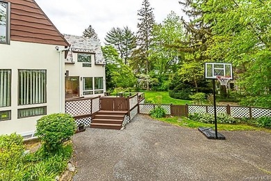 GREAT NECK ESTATES SUN-FILLED HOME CONVENIENTLY LOCATED ON A - photo 14