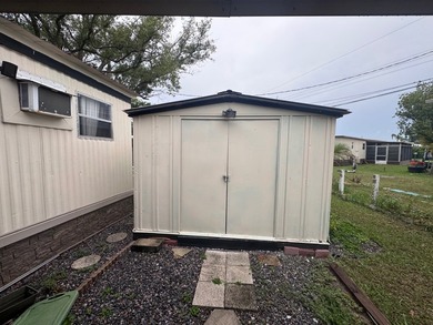 2 Bedrooms - 1 Bathroom Enjoy beautiful lake views around the - photo 14
