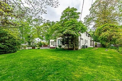GREAT NECK ESTATES SUN-FILLED HOME CONVENIENTLY LOCATED ON A - photo 17