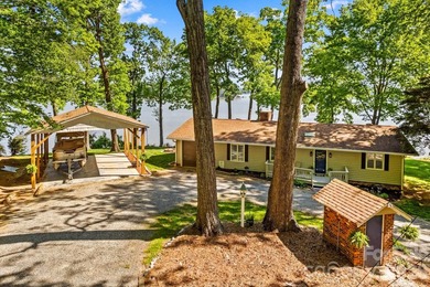 Location truly says it all! This stunning 1,683 sq ft 3BR/2BA - photo 1