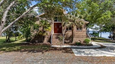 Welcome to 401 Harbor Dr, where waterfront living meets a - photo 1