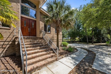 Welcome to 401 Harbor Dr, where waterfront living meets a - photo 2