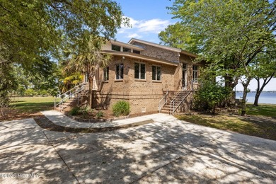 Welcome to 401 Harbor Dr, where waterfront living meets a - photo 4