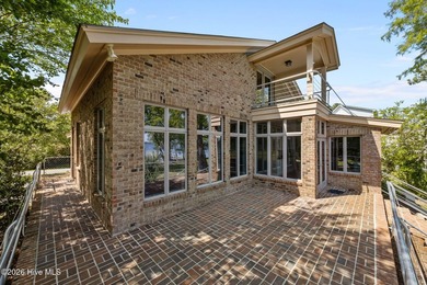 Welcome to 401 Harbor Dr, where waterfront living meets a - photo 5
