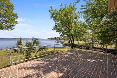 Welcome to 401 Harbor Dr, where waterfront living meets a - photo 8