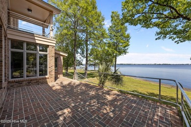 Welcome to 401 Harbor Dr, where waterfront living meets a - photo 9