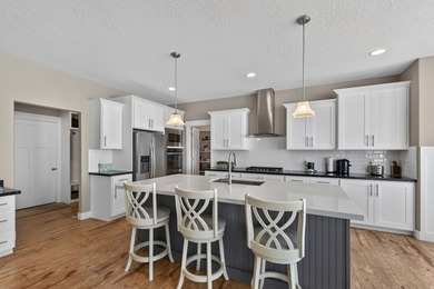 Exceptional Craftsman-style home located on a quiet cul-de-sac - photo 5