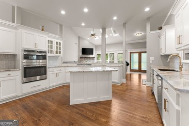 Privacy. Space. Flexibility. Set on more than 3 private acres in - photo 16
