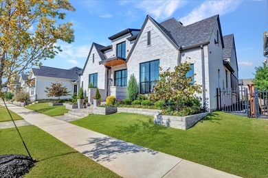 ELEVATED LIVING, EXPERTLY SCALED! This stunning SINGLE story - photo 3