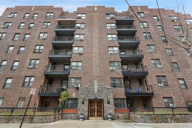 Rare opportunity to own an impressive three-bedroom co-op - photo 1