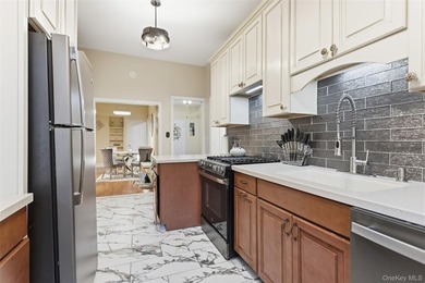 Rare opportunity to own an impressive three-bedroom co-op - photo 3