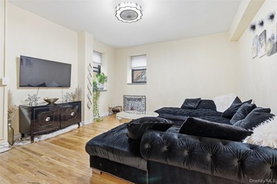 Rare opportunity to own an impressive three-bedroom co-op - photo 6