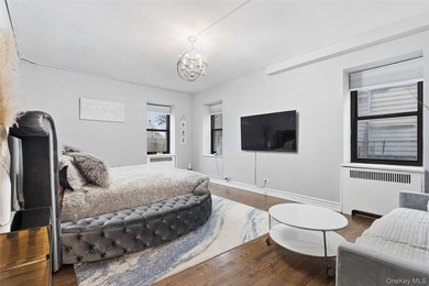 Rare opportunity to own an impressive three-bedroom co-op - photo 7