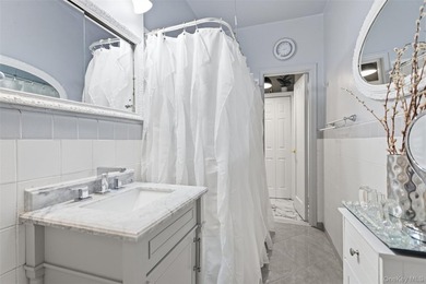 Rare opportunity to own an impressive three-bedroom co-op - photo 10
