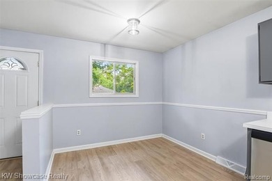 CUTE, CLEAN AND MOVE IN READY! NICELY UPDATED RANCH HOME WITH - photo 12