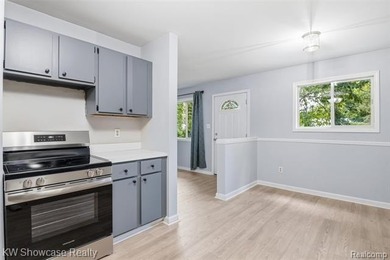 CUTE, CLEAN AND MOVE IN READY! NICELY UPDATED RANCH HOME WITH - photo 16
