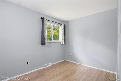 CUTE, CLEAN AND MOVE IN READY! NICELY UPDATED RANCH HOME WITH - photo 17
