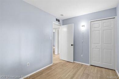 CUTE, CLEAN AND MOVE IN READY! NICELY UPDATED RANCH HOME WITH - photo 18