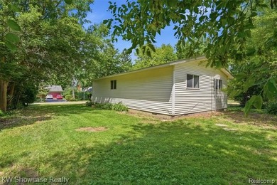 CUTE, CLEAN AND MOVE IN READY! NICELY UPDATED RANCH HOME WITH - photo 27