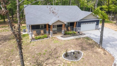 Tucked into a wooded setting just minutes from Kentucky Lake and - photo 36