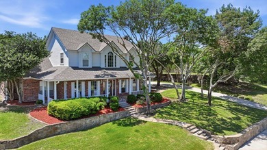 Nestled in a picturesque, tree-filled neighborhood near the lake - photo 2