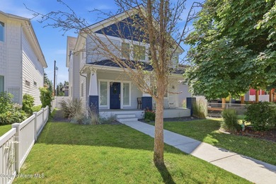 Ideally located and offered fully furnished, this beautifully - photo 1