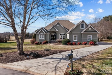 Welcome to 543 Muirfield Way, a stunning residence nestled - photo 1