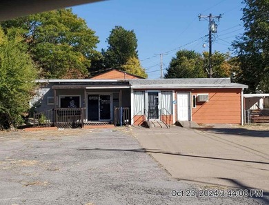 Great location for barbershop/beauty salon/nail salon on NW