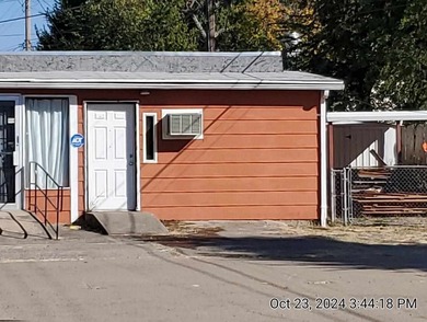 Great location for barbershop/beauty salon/nail salon on NW