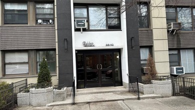 This bright and airy studio apartment is located in a quiet - photo 1