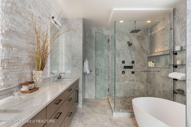 Architecturally significant modern residence set on 2.5 private - photo 14