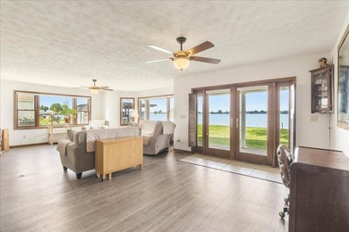 Welcome to the ultimate waterfront compound! This extraordinary - photo 17