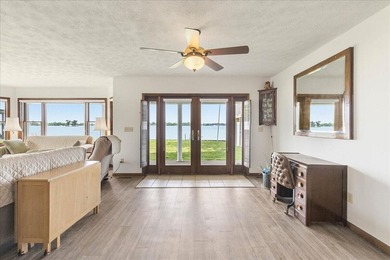 Welcome to the ultimate waterfront compound! This extraordinary - photo 18