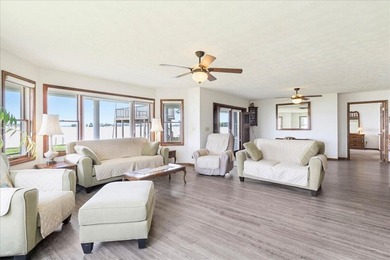 Welcome to the ultimate waterfront compound! This extraordinary - photo 20