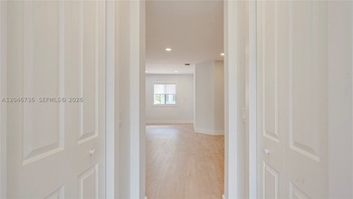 STUNNINGLY Renovated luxury home with high-end finishes - photo 38