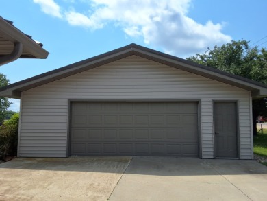 Gorgeous, well maintained lake home on Lake Kampeska! - photo 2