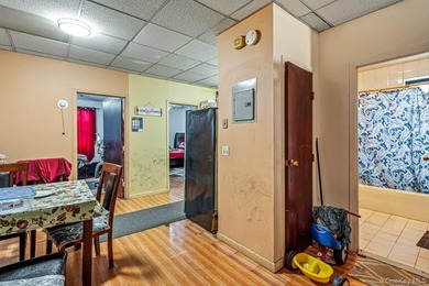 Legal 4 family 7 Bedrooms & 6 full bathrooms +5 Rooms in - photo 18