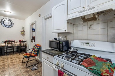 Legal 4 family 7 Bedrooms & 6 full bathrooms +5 Rooms in - photo 25