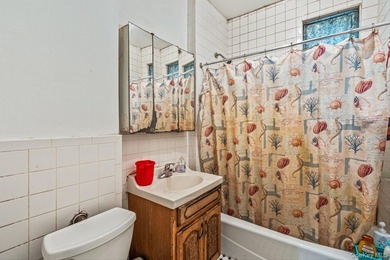 Legal 4 family 7 Bedrooms & 6 full bathrooms +5 Rooms in - photo 27