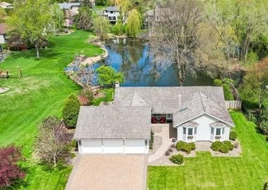 This soft contemporary home is situated on a quiet cul-de-sac - photo 1