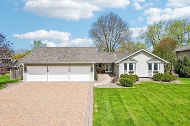 This soft contemporary home is situated on a quiet cul-de-sac - photo 3