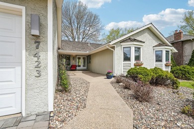 This soft contemporary home is situated on a quiet cul-de-sac - photo 4