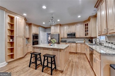PRICE IMPROVEMENT!! Stately 6-bedroom, 5-bath executive home - photo 13